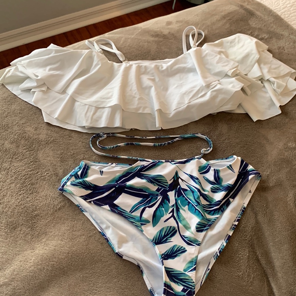 Cupshe Size Large Bikini ruffle top with high waisted strap tropical bottom